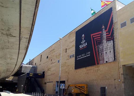Lona exterior de publicidad en el aeropuerto de Sevilla