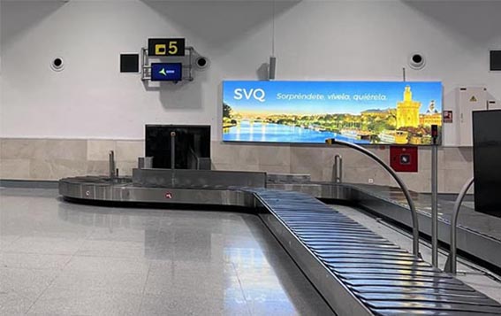 Luminoso especial en cinta 5 en el Aeropuerto de Sevilla