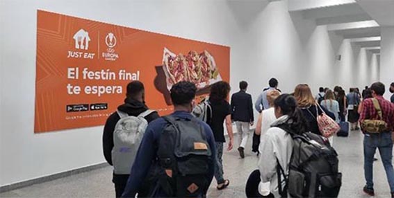 Panel especial de publicidad en el aeropuerto de Sevilla