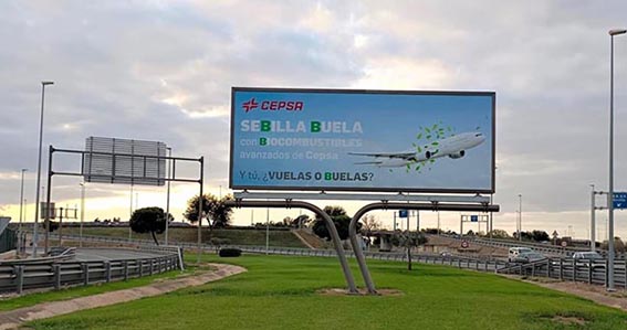 Anuncio en una valla en el aeropuerto de Sevilla