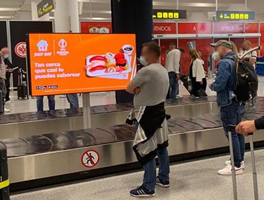 Anuncios en pantalla digital en el aeropuerto de Sevilla