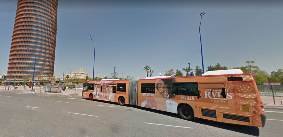 un autobús con publicidad