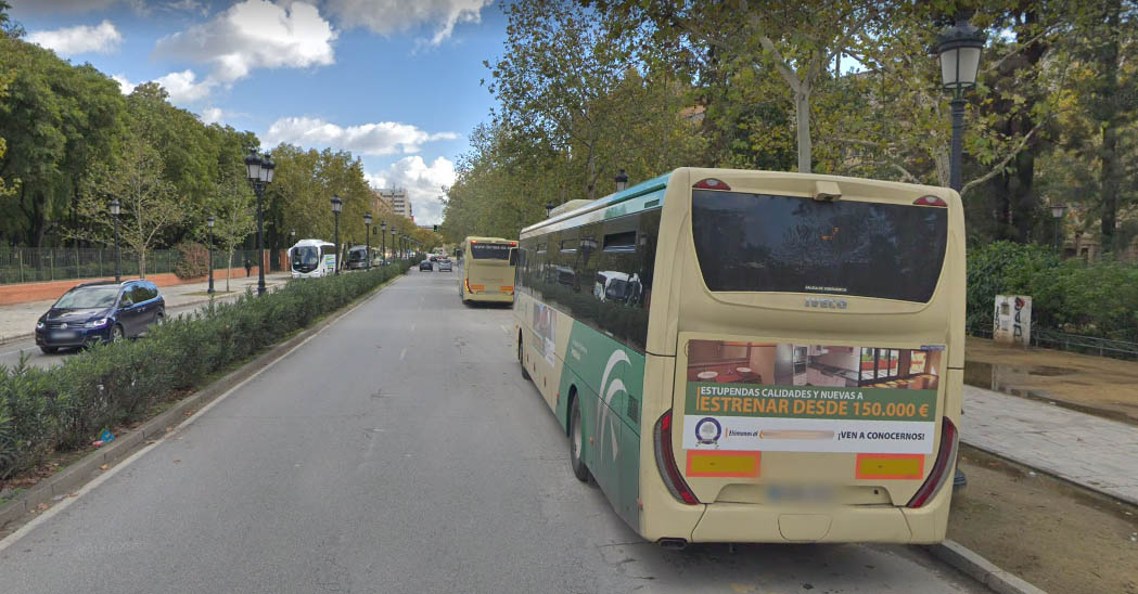 Un autobús con publicidad