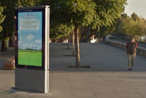 Mupi digital con pubilcidad en una calle