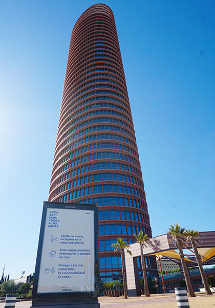 Mupi con publicidad junto a la torre Sevilla