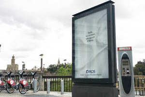 Mupi tradicional con publicidad