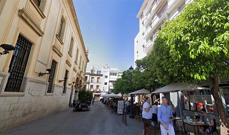 Un kiosco de frente con gente comprando