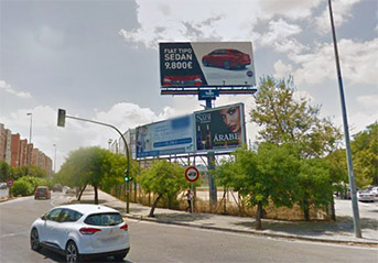 Un monoposte publicitario junto a Vallas publicitarias